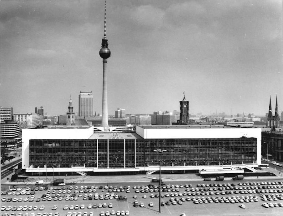 Palast der Republik in Berlin, 24. April 1986. Foto: Peter Heinz Junge. Quelle: Bundesarchiv, Bild 183-1986-0424-304, Wikimedia Commons. Lizenz: CC-BY-SA 3.0 de.