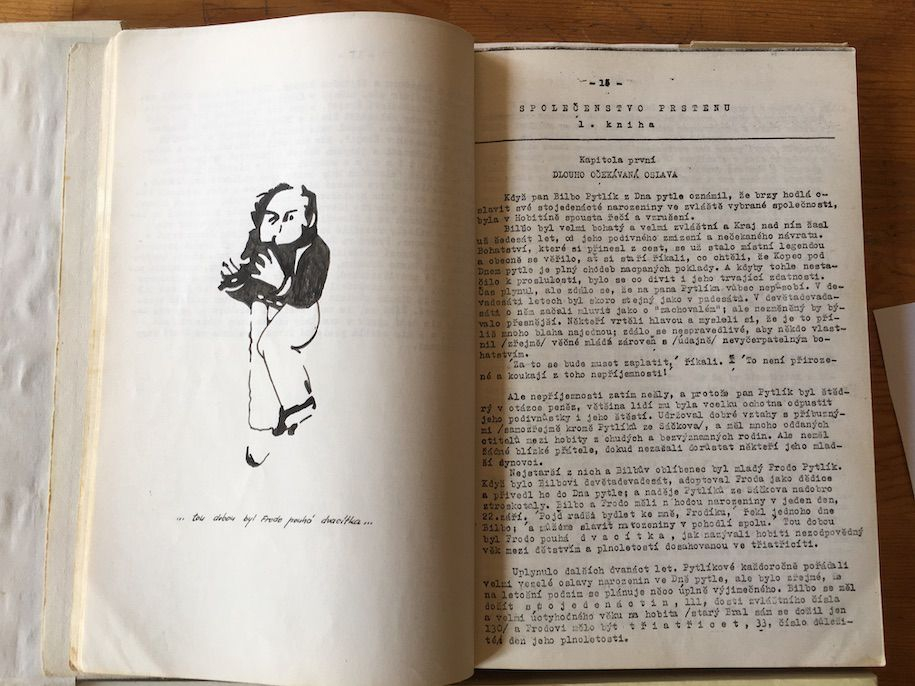 Doppelseite aus der 1980 im tschechoslowakischen Samizdat erschienen Ausgabe des „Pán prstenů“ (Herr der Ringe), bearbeitet und illustriert von Vladimír Řepík. Erste Seite des ersten Kapitels „Dlouho očekávaná oslava“ (Eine langerwartete Feier), mit einer Zeichnung des Hauptcharakters Frodo. Foto mit freundlicher Genehmigung der Libri Prohibiti in Prag.