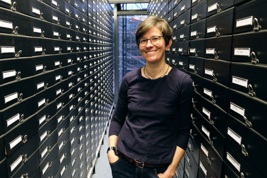 Julia Riedel im Fotoarchiv der Deutschen Kinemathek. Foto: © Christina Pack