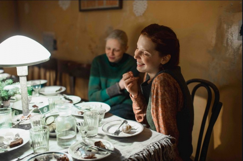 Ija (Wiktoria Miroschnitschenko) und Masha (Wassilissa Perelygina), in: Dylda (Beanpole), RU 2019, Copyright ©2021 eksystent Filmverleih www.eksystent.com