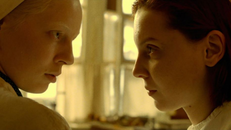 Ija (Wiktoria Miroschnitschenko) und Masha (Wassilissa Perelygina), in: Dylda (Beanpole), RU 2019, Copyright ©2021 eksystent Filmverleih www.eksystent.com