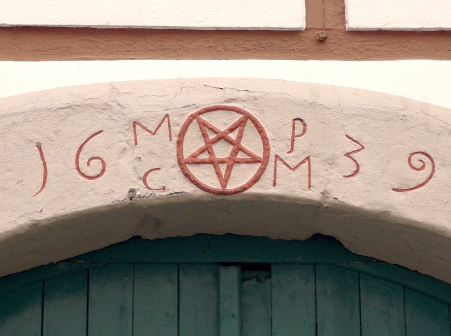 Abb. 3: Pentagramm an einem Haus im Rheinland von 1639, Quelle: Wikimedia Commons, Lizenz: Public Domain.