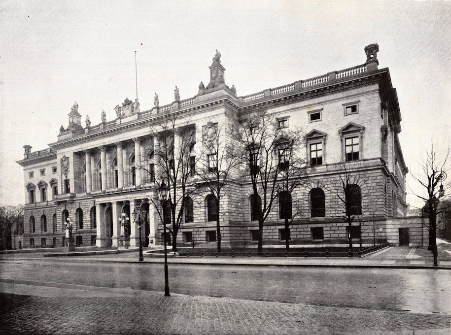 Abb. 4: Sitzungsgebäude des Preußischen Abgeordnetenhauses um 1900. Globus Verlag, Fotograf unbekannt, Quelle: Wikimedia Commons, Lizenz: Public Domain.
