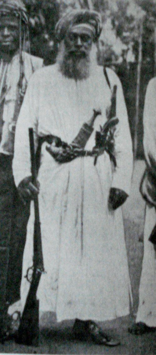 Abushiri ibn Salim al-Harthi. See Hermann von Wissmann. Deutschlands größter Afrikaner, Schall, Berlin 1906, via Wikimedia Commons, Lizenz: Gemeinfrei.https://commons.wikimedia.org/wiki/File:Buschiri_bi_Salim.jpg