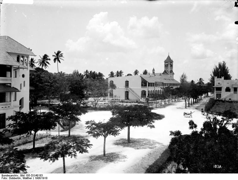 The Wissmannplatz in Dar es Salaam with the monument, between 1906 and 1918. Bundesarchiv, Bild 105-DOA0183 / Walther Dobbertin. Quelle: Wikimedia Commons. Lizenz: CC BY-SA 3.0. The Wissmannplatz in Dar es Salaam with the monument, between 1906 and 1918
