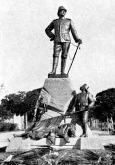 The Wissmann Monument in Dar es Salaam, 1908. Quelle: Wikipedia. Lizenz: Gemeinfrei. The Wissmann Monument in Dar es Salaam, 1908