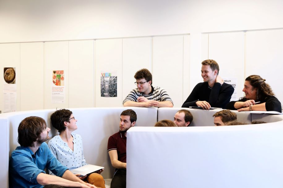 Studierende und Doktorand*innen im Open Space des Instituts. Was aussieht, wie eine Werbebroschüre einer um Nachwuchs ringenden Universität ist am C²DH ziemlich real: Wichtiges Merkmal für Arbeit und Forschung am Institut: Technikaffinität und Teamfähigkeit, Foto: mit freundlicher Genehmigung des ©C²DH