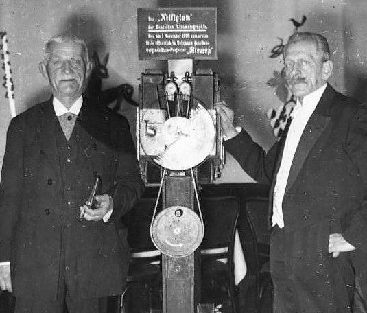 Filmvorführung der Brüder Max und Eugen Skladanowsky am 1. November 1895 im Berliner Wintergarten. Quelle: Bundesarchiv, Bild 183-R96755 via Wikimedia Commons. LizenzCC-BY-SA 3.0