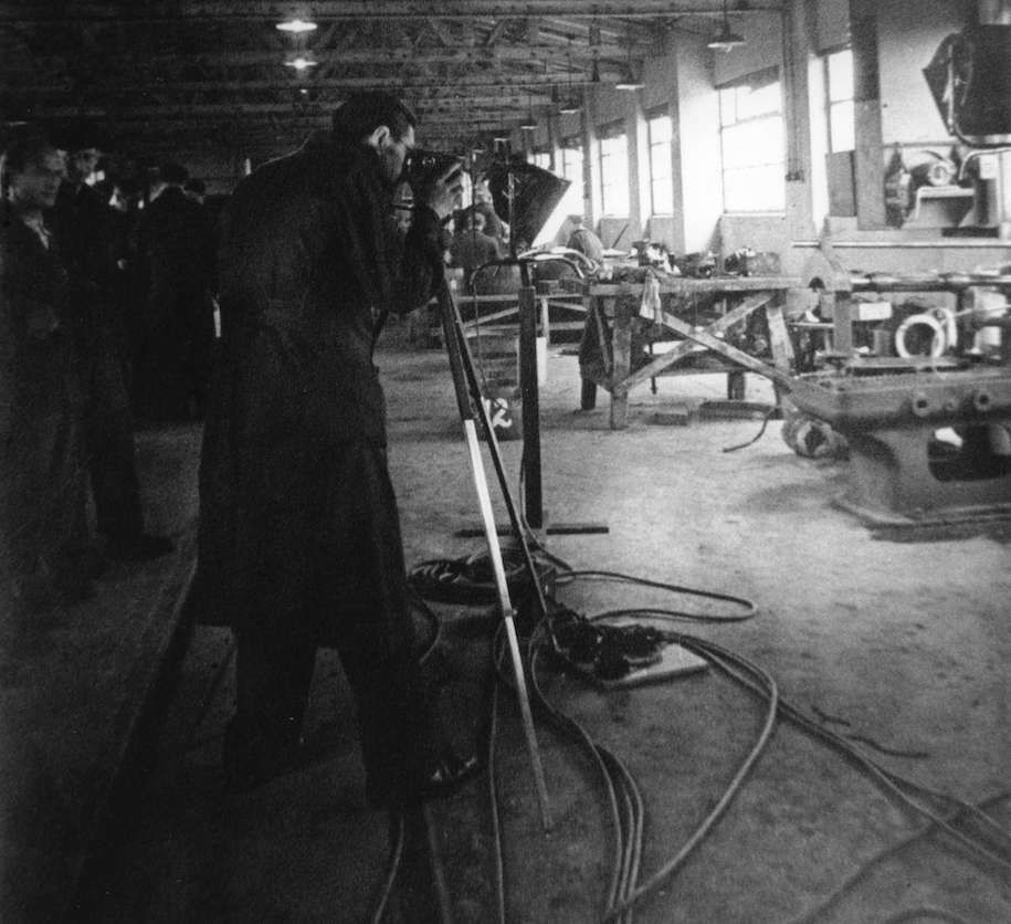 Rudolf Breslauer während der Dreharbeiten in der Werkstatt des Durchgangslagers Westerbork. Quelle: Wikimedia Commons. Lizenz: Public Domain