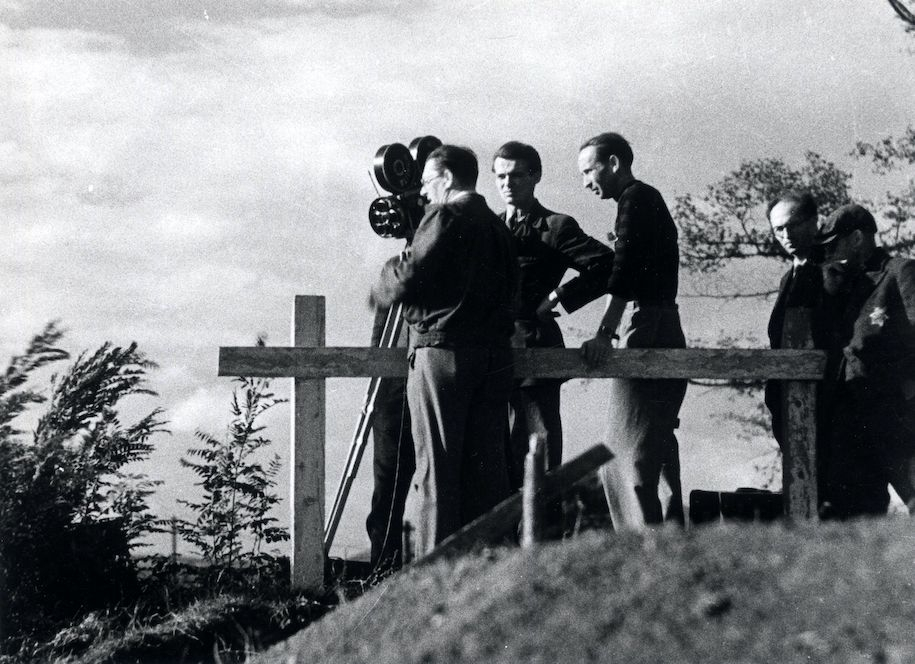 Ein Filmteam während der Dreharbeiten zum NS-Propagandafilm in Theresienstadt 1944. Quelle: Wikimedia Commons. Lizenz: Public Domain