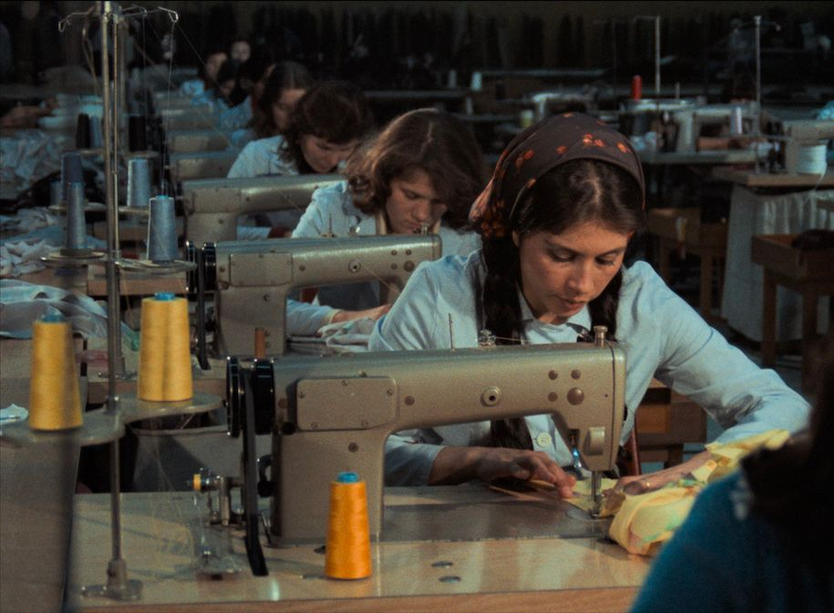 Film still: Hacer (Betül Aşçıoğlu) mit anderen Arbeitsmigrantinnen an der Nähmaschine in Kara Kafa. Regie von Korhan Yurtsever, Türkei 1979. © Korhan Yurtsever