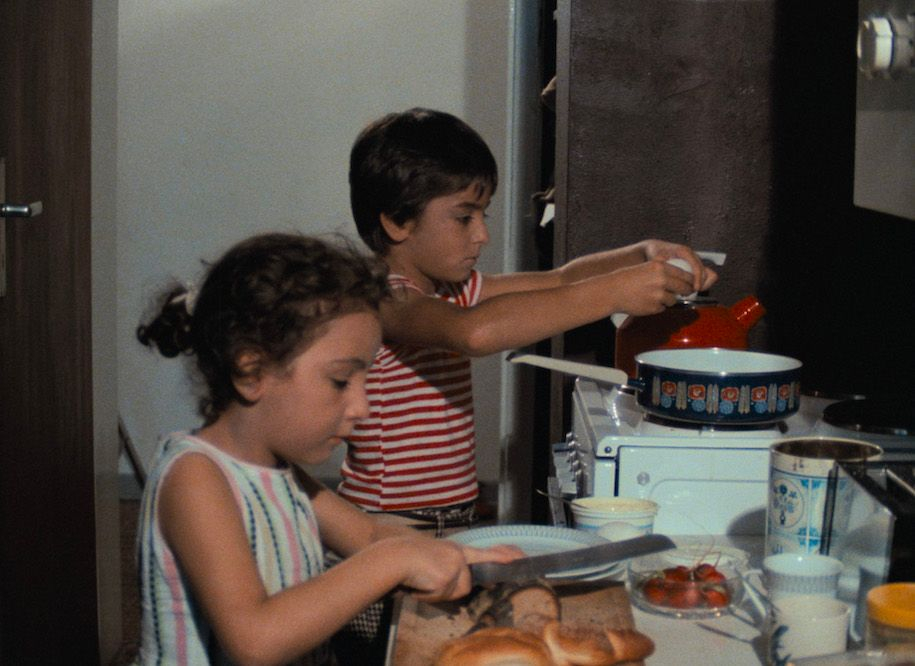 Film still: Sohn Kerem (Cüneyt Kaymak) und seine kleine Schwester bereiten das Abendessen. in Kara Kafa. Regie von Korhan Yurtsever, Türkei 1979. © Korhan Yurtsever