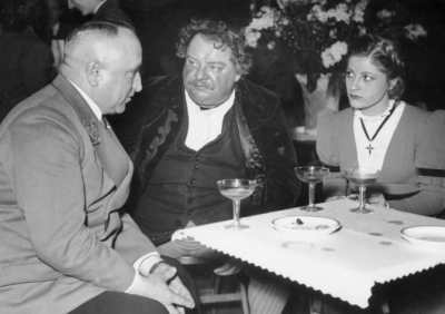 DAF-Leiter Robert Ley (1890–1945), der Schauspieler und Intendant des Berliner Schiller-Theaters Heinrich George (1893–1946) und die Schauspielerin Gisela Uhlen (1919–2007; v.l.n.r.)