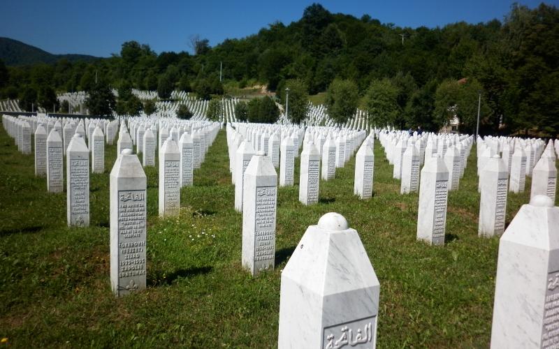 Memorijalni centar Srebrenica-Potočari, Andrija1234567, 2017, Wikimedia Commons, Public Domain. (Bild bearbeitet)
