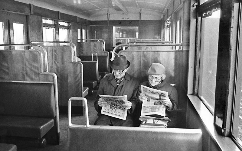 Berlin S-Bahn 1995, Lesende Senioren; Foto von Gerd Danigel,