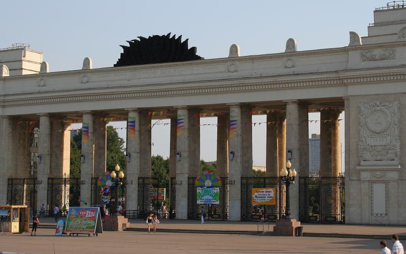 Der Gorki-Park in Moskau. Eingangsportal am Gartenring.