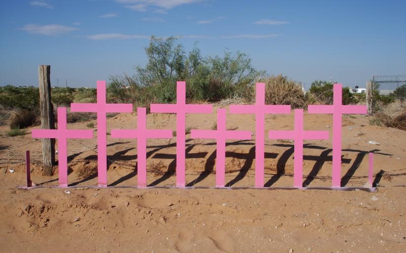 Kreuze an der Fundstelle von acht ermordeten Frauen in Lomas del Poleo, Ciudad Juárez (Mexiko). Foto: iose, 31.08.2007, via Wikimedia Commons.  