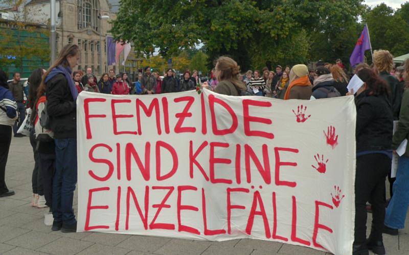 Gedenkveranstaltung auf dem Goseriedeplatz Hannover für eine in Burgdorf getötete 37-jährige