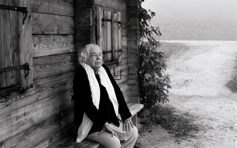 Thomas Harlan, auf einer Bank vor einer Hütte im Berchtesgadener Land sitzend, 2007.