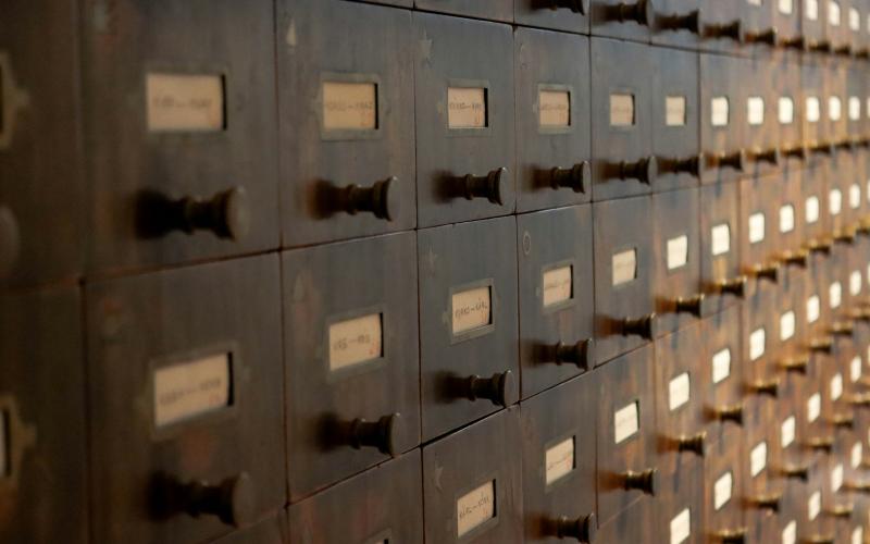 Aktenschrank mit Fächern