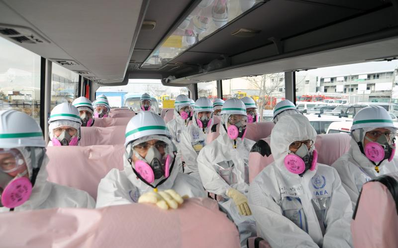 Wissenschaftler:innen in einem Bus