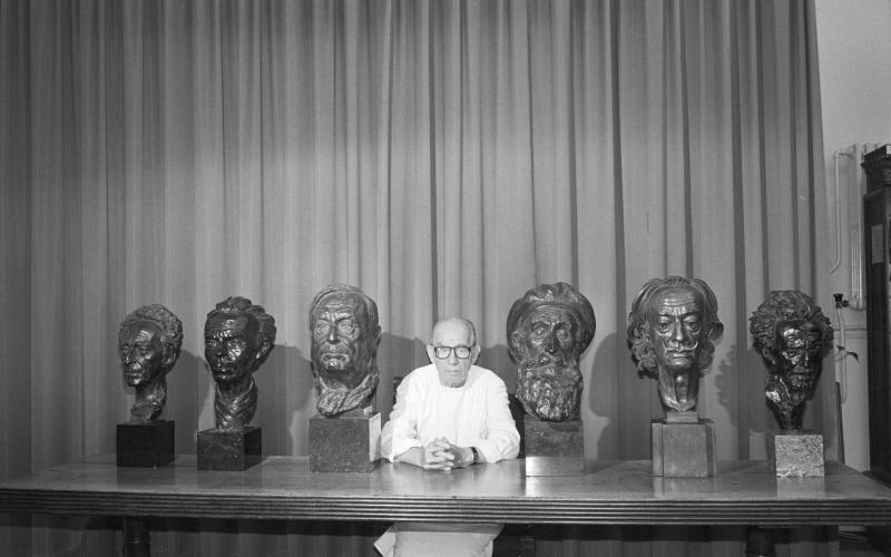 Arno Breker inmitten von Büsten