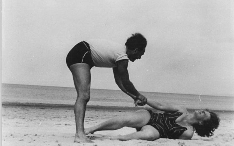 Paar am Strand, Sommer 1952