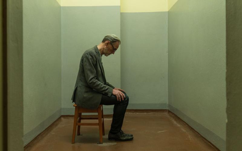Protagonist Peter Keup im ehemaligen Stasigefängnis in Dresden