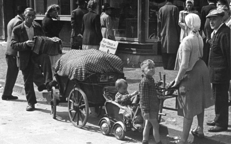 Geflüchtete in einer Einkaufsstraße, 1948