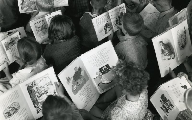 Kinder lesen Bücher