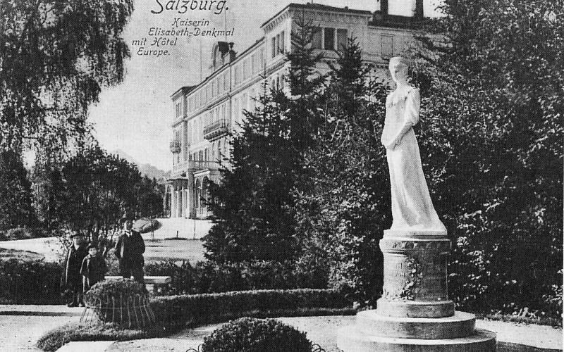 iserin-Elisabeth-Denkmals in Salzburg ca. 1905 im Garten des damaligen Luxushotels Hotel de l'Europe nahe dem Salzburger Hauptbahnhof. Das umliegende Stadtviertel erhielt später den Namen "Elisabeth-Vorstadt.