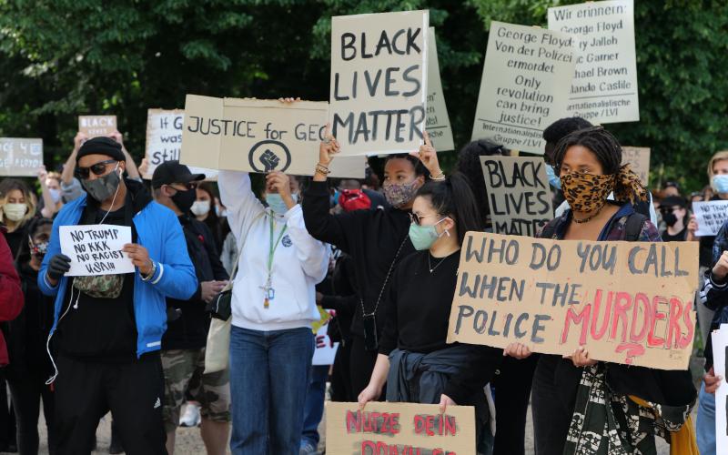 Kundgebung gegen Rassismus und Polizeigewalt an der Botschaft der USA in Berlin nach dem Mord an George Floyd durch einen Polizisten in den USA am 30. Mai 2020