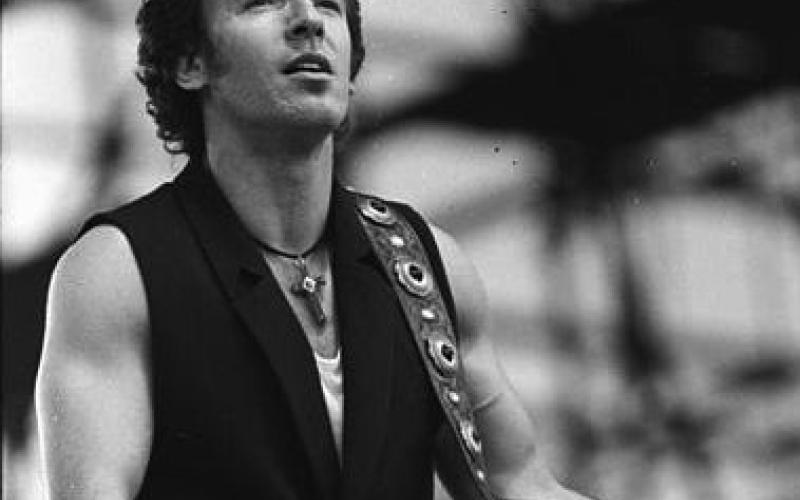 Springsteen-Konzert beim 5. Berliner Rocksommers © Bundesarchiv, Bild 183-1988-0719-38, Fotograf: Uhlemann, Thomas, 19.07.1988, Quelle: Wikimedia Commons (CC BY-SA 3.0 DE)