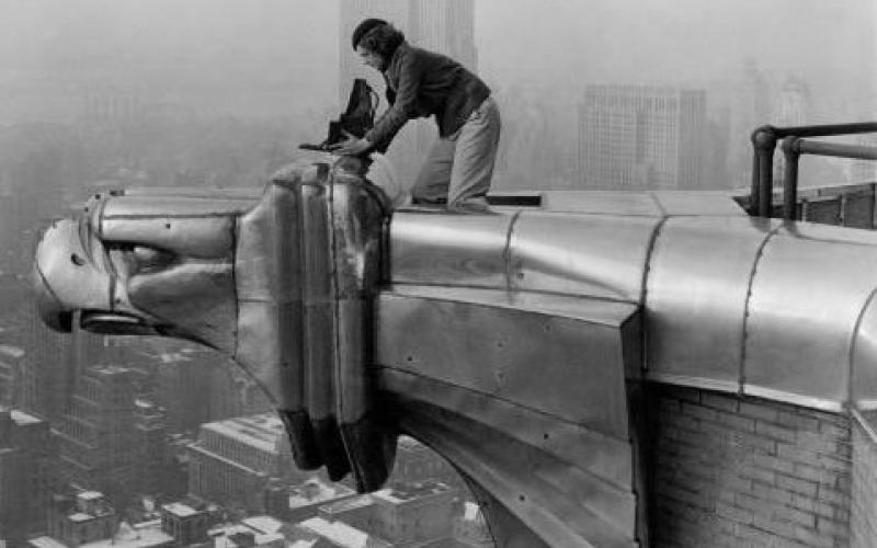 Margaret Bourke-White auf dem Chrysler Building, New York 1930, Photographed for LIFE Magazine.  @ User: kristine - no longer uploading, Chrysler Building, New York 1930, 07.12.2010. Quelle: Flickr (CC BY-NC 2.0)