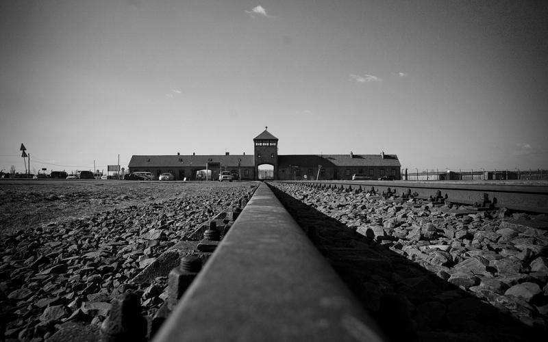 Auschwitz-Birkenau  ©User: Bill Hunt, Auschwitz-Birkenau, 12.02.2011. Quelle: Flickr (CC BY 2.0)