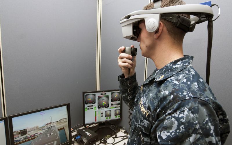 Ein U.S. Navy Offizier testet einen virtuellen Schiffssimulator.  © User: Official U.S. Navy Page, An officer tests a virtual shipboard trainer, 21.11.2012. Quelle: Flickr (CC BY 2.0)