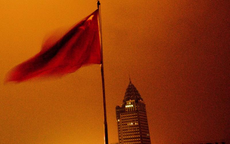 Chinesische Flagge über Shanghai