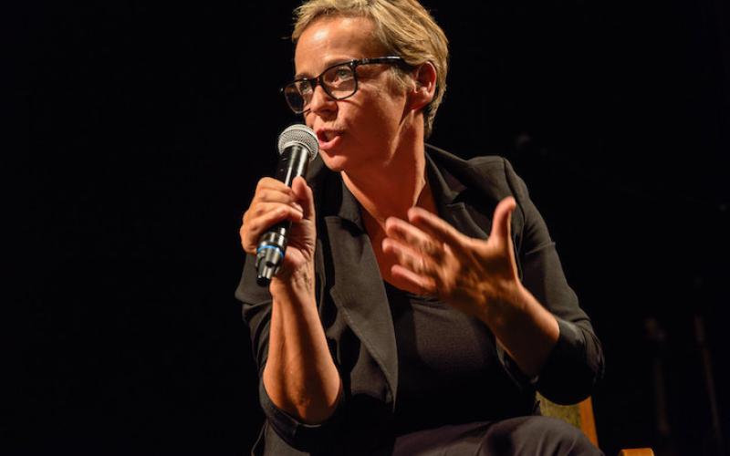 Regisseurin Annekathrin Hendel bei der Premiere ihrer Dokumentation "Anderson"