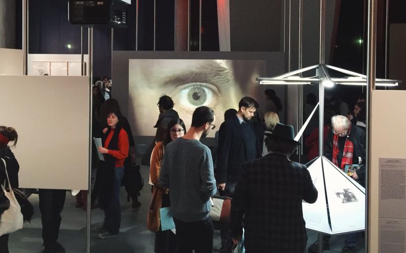 Und das Auge zuckt munter mit. Ausstellungseröffnung am 10. März 2016. Foto: Martin Schmitt