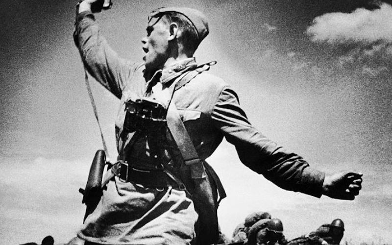 Sowjetischer Offizier führt den Angriff der Soldaten.
