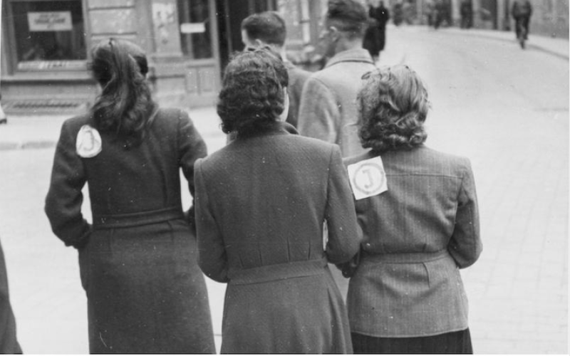 Wilna, Frauen mit Juden-Kennzeichen Kennzeichnung der Juden in Litauen, Juli 1941.