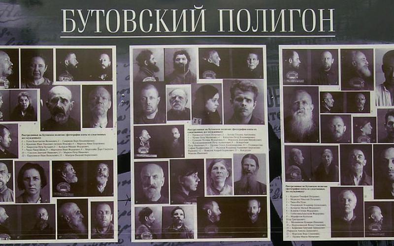Der Große Terror. Teilansicht einer Gedenktafel mit Fotos von Opfern des Großen Terrors, die auf dem NKWD-Schießplatz in Butowo bei Moskau erschossen wurden.
