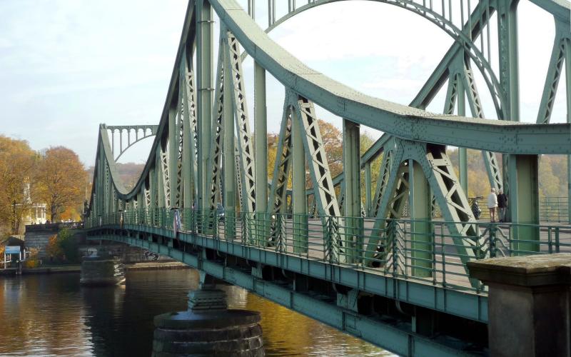 Glienicker Brücke im Jahr 2012. Zwischen 1962 und 1986 wurden hier drei Mal hochrangige Agenten aus der Sowjetunion und den USA gegeneinander ausgetauscht.  Foto: Manfred Brückels (Wikimedia Commons; CC-BY-SA 3.0 DE)