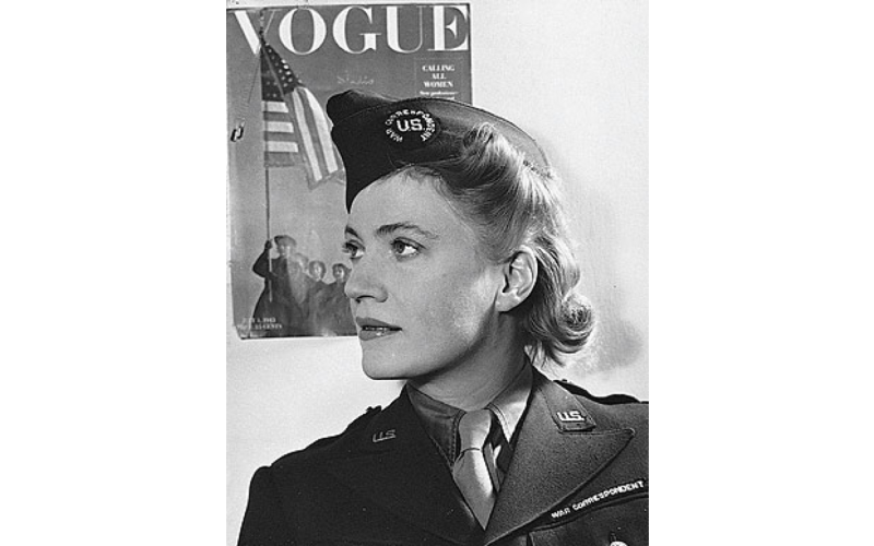 Lee Miller in Uniform, London, 1944. © David E. Scherman/United States Army Signal Corps Quelle: Wikimedia Commons/U.S. military or Department of Defense (public domain), User: Telrúnya, Datei: David_E_Scherman-_Lee_Miller_1944.jpg, Upload: 19:46, 19.3.13