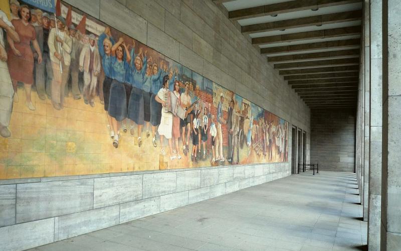 Wandbild "Aufbau der Republik" von Max Lingner in der Vorhalle des Detlev-Rohwedder-Hauses in Berlin
