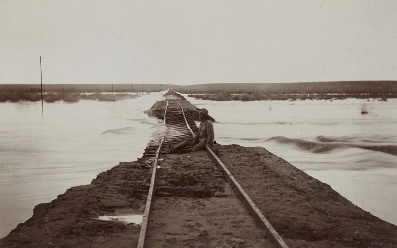 Unterspülter Bahndamm zwischen Keetmanshoop und Lüderitz, Fotografie, um 1910 © Deutsches Historisches Museum