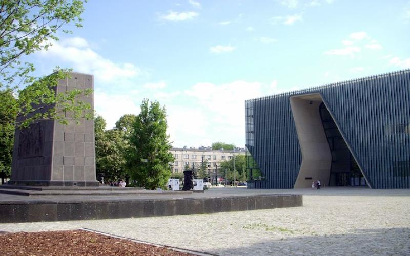 Eingang zum "Museum der Geschichte der polnischen Juden" (poln. Muzeum Historii Żydów Polskich) und das "Denkmal der Helden des Ghettos" (poln. Pomnik Bohaterów Getta) in Warschau Foto: Kpalion, 2013. Quelle: Wikimedia Commons (CC BY-SA 3.0).