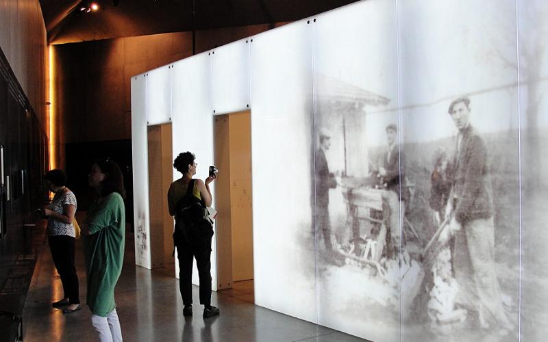 Ausstellungsraum des Museums in Markowa mit BesucherInnen