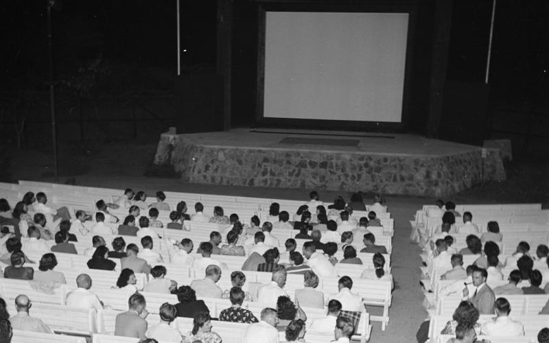 Blick auf die dunkle Leinwand im Freiluftkino auf Curaçao