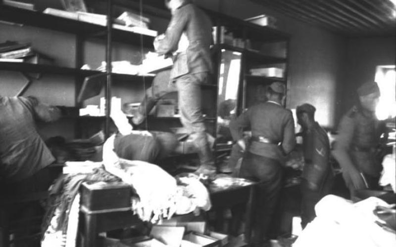 Deutsche Soldaten im April 1941 in einem griechischen Geschäft.